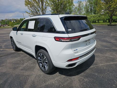 Used 2022 Jeep Grand Cherokee Overland w/ Luxury Tech Group IV AWD/4WD image 3