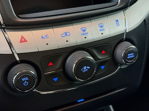 Used 2020 Dodge Journey SE w/ SE Popular Equipment Group image 17