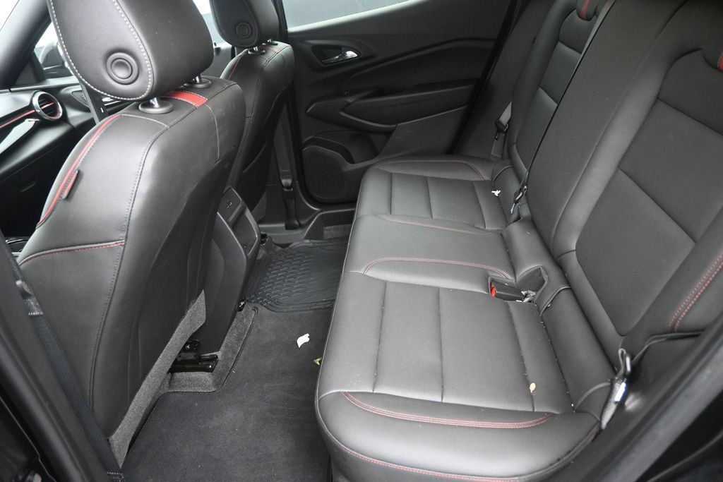 Used 2025 Chevrolet Trax RS w/ Sunroof Package FWD image 15