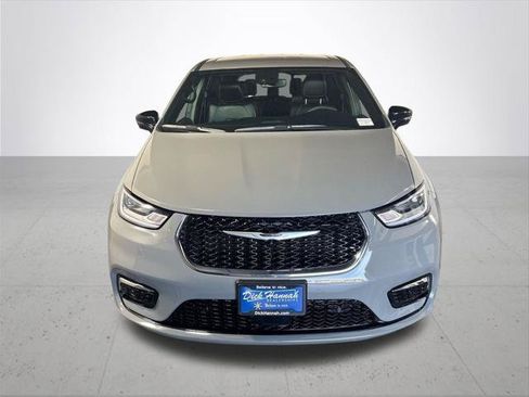 Certified 2025 Chrysler Pacifica Select AWD/4WD image 3