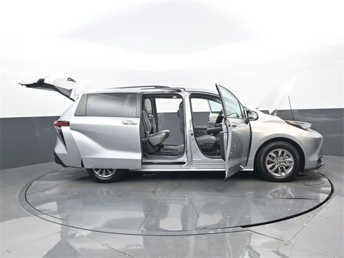 Used 2022 Toyota Sienna XLE image 35