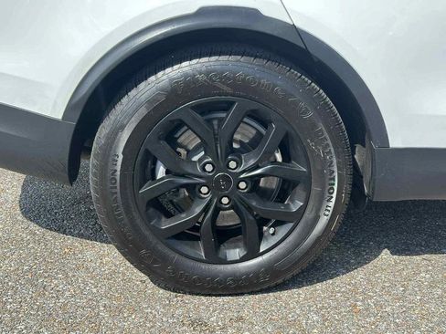 Used 2018 Land Rover Discovery SE image 11