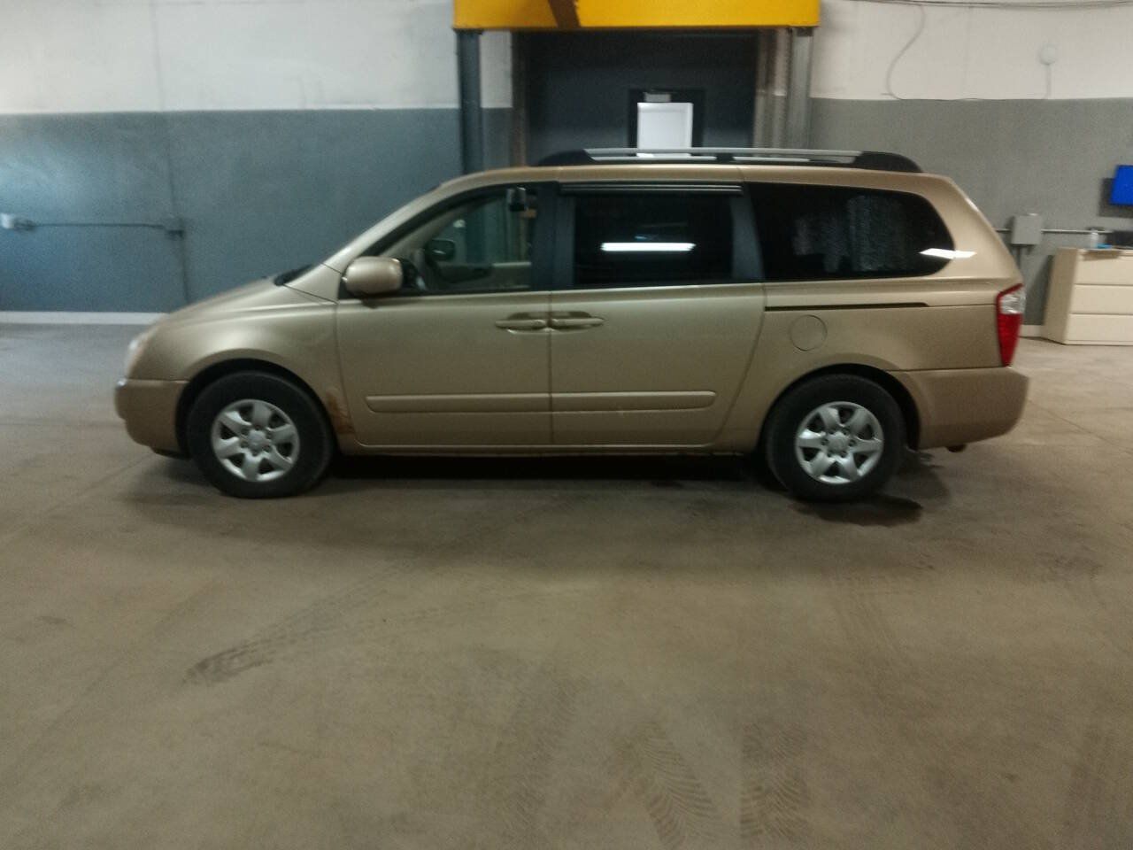 Used 2008 Kia Sedona LX FWD image 2