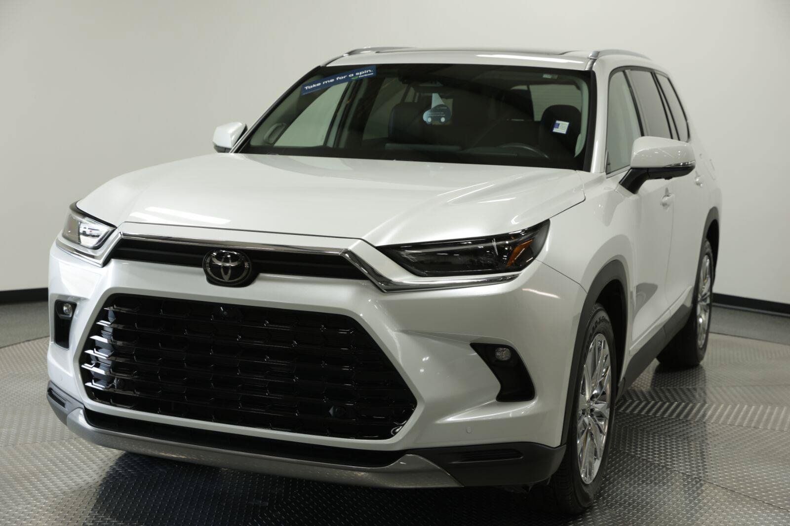 Used 2025 Toyota Grand Highlander AWD image 4