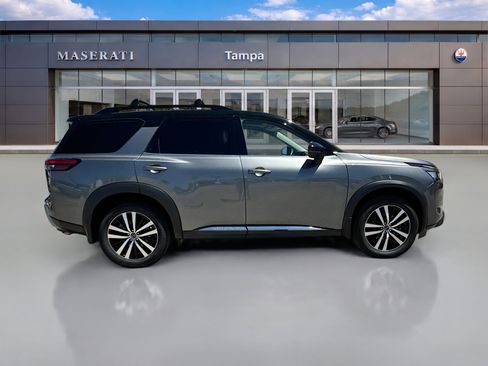Used 2024 Nissan Pathfinder Platinum FWD image 2