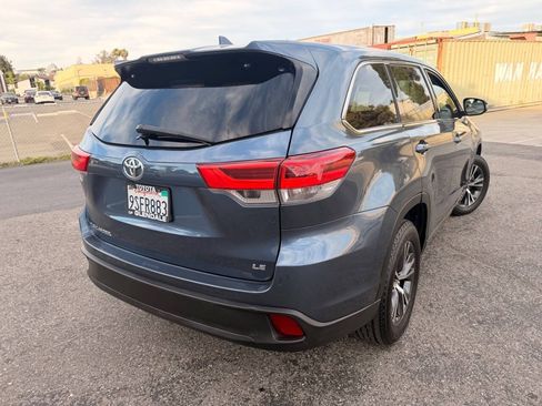 Used 2017 Toyota Highlander Plus w/ Carpet Mat Package FWD image 17