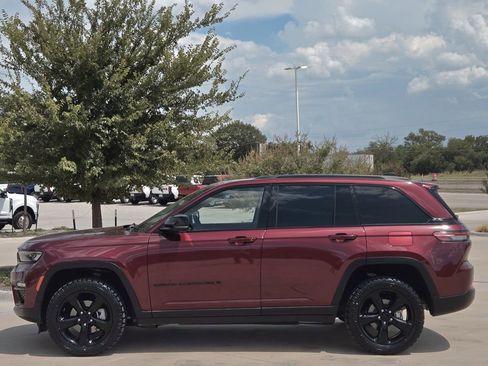 Used 2023 Jeep Grand Cherokee Limited w/ Luxury Tech Group II image 4