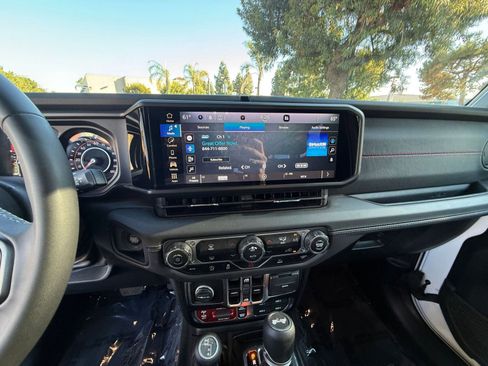 Used 2025 Jeep Wrangler Unlimited Rubicon image 18