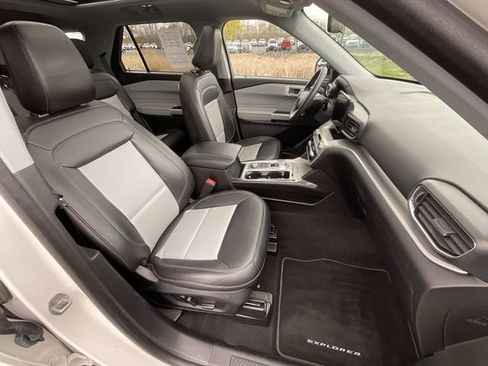 Certified 2022 Ford Explorer XLT w/ Equipment Group 202A AWD/4WD image 27