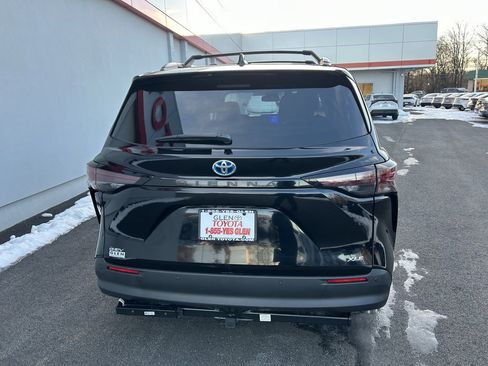 Used 2025 Toyota Sienna XLE image 6