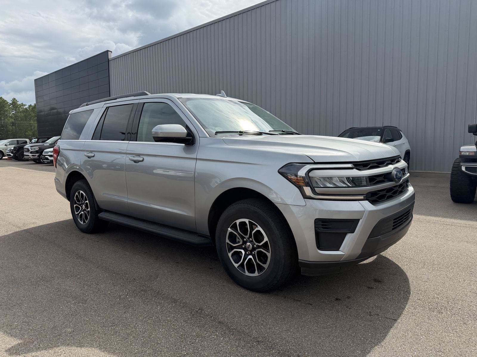 Used 2024 Ford Expedition XLT RWD image 3