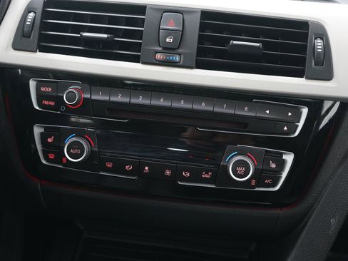 Used 2018 BMW 320i xDrive 320i xDrive image 17