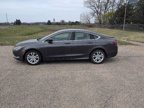 Used 2016 Chrysler 200 Limited image 2