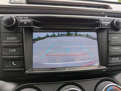 Used 2018 Toyota RAV4 LE FWD image 18