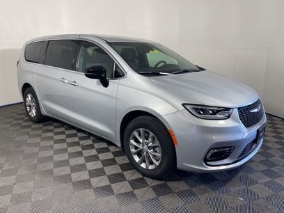 New 2026 Chrysler Pacifica Select
