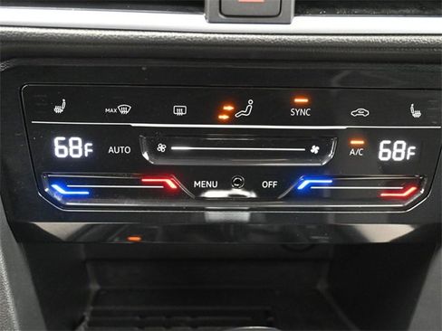 Used 2025 Volkswagen Taos SE w/ Panoramic Sunroof Package image 22