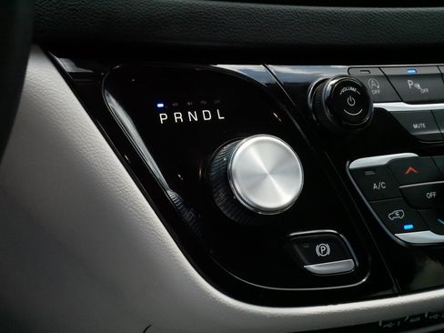 Used 2023 Chrysler Pacifica Touring-L FWD image 24