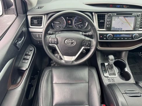 Used 2018 Toyota Highlander XLE image 19