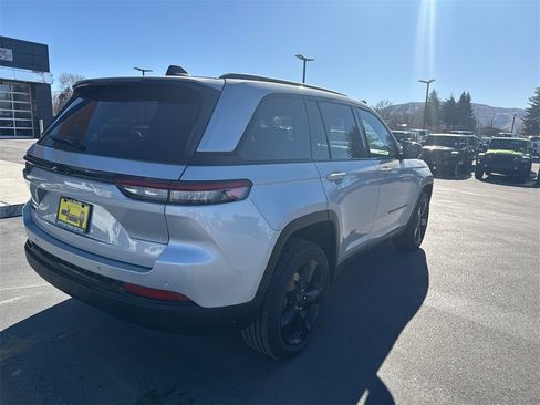 Used 2023 Jeep Grand Cherokee Altitude image 2