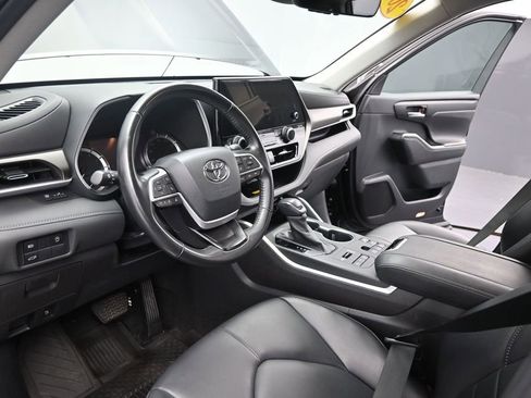 Used 2023 Toyota Highlander XLE AWD/4WD image 17