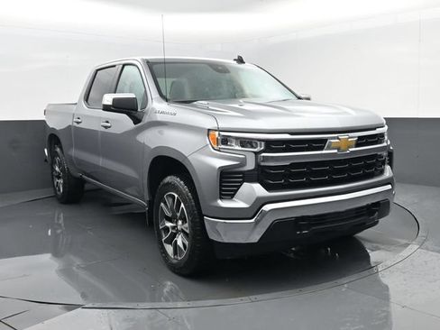 Used 2024 Chevrolet Silverado 1500 LT AWD/4WD image 3