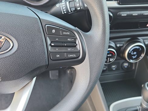 Used 2020 Hyundai Venue SEL FWD image 17