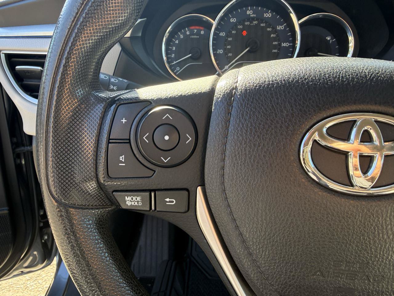 Used 2015 Toyota Corolla LE FWD image 26
