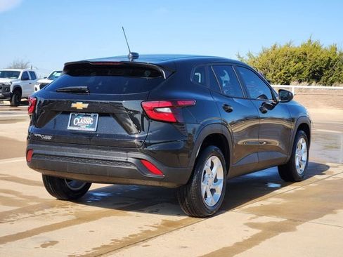 New 2026 Chevrolet Trax LS w/ LS Convenience Package FWD image 8