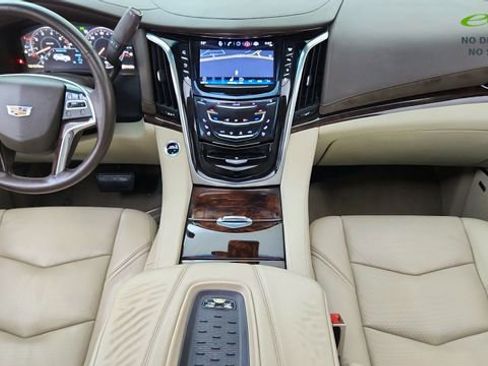 Used 2015 Cadillac Escalade Luxury RWD image 19
