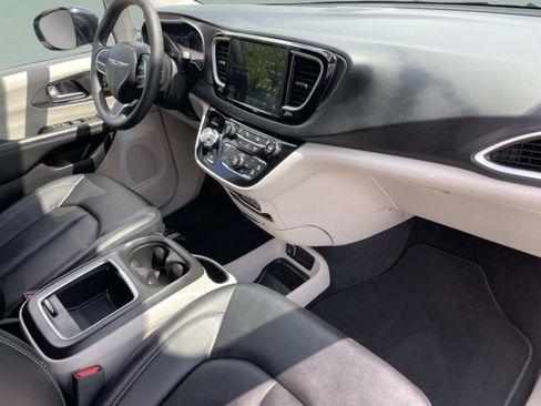 Used 2024 Chrysler Pacifica Touring-L FWD image 23