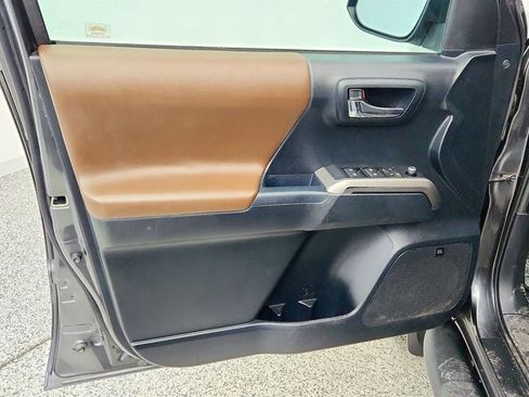 Used 2018 Toyota Tacoma Limited image 10