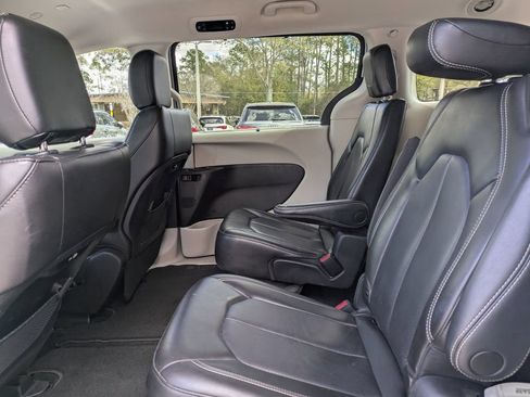 Used 2023 Chrysler Pacifica Touring-L FWD image 8