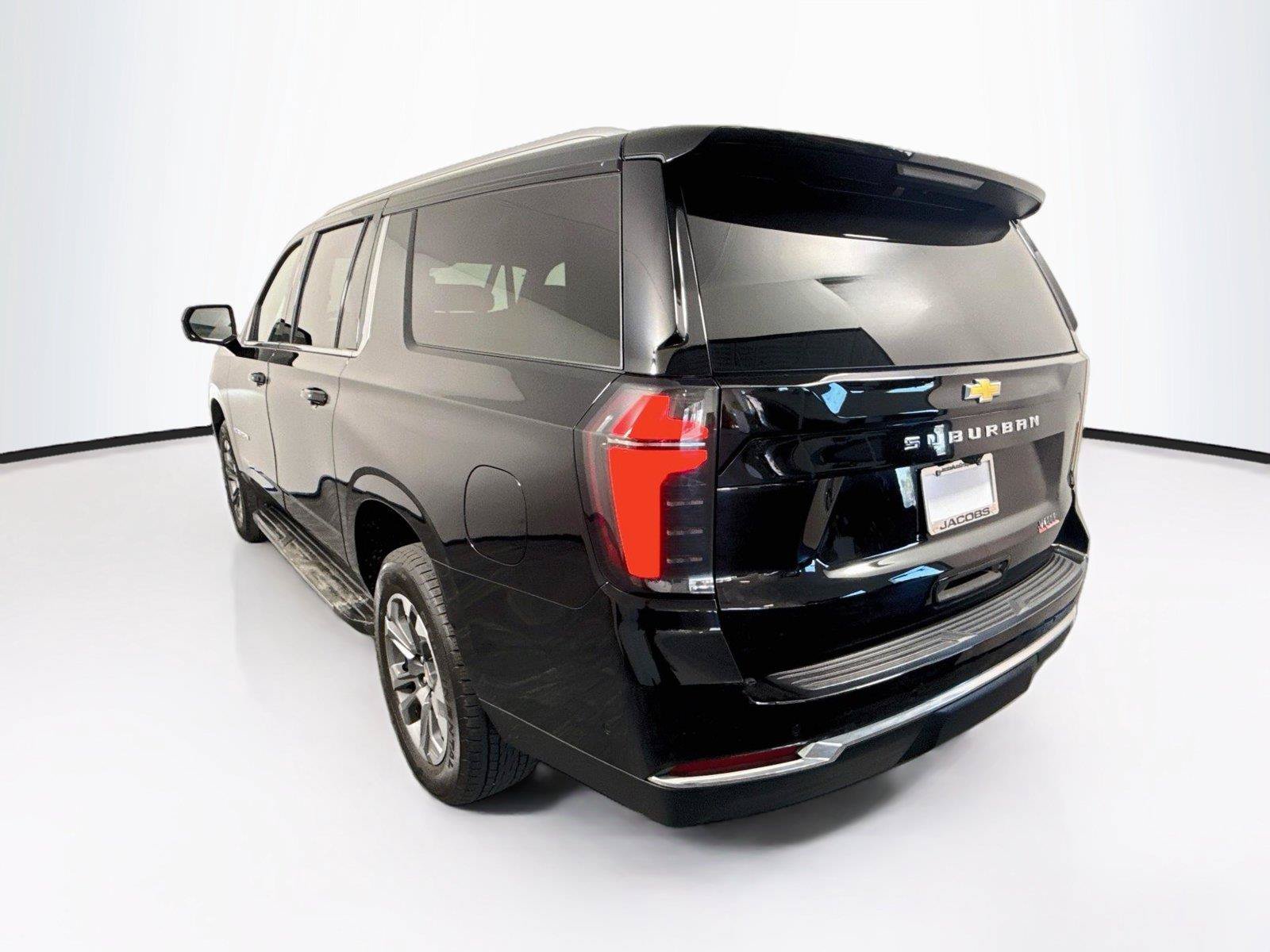 Used 2025 Chevrolet Suburban LS RWD image 3