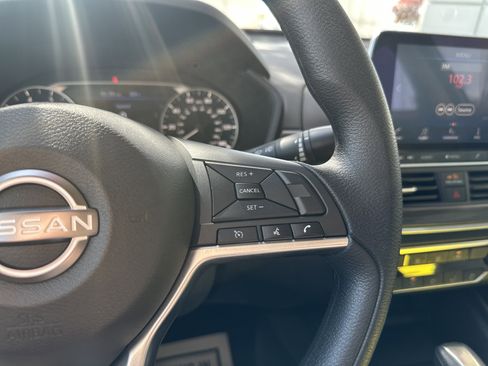 Used 2025 Nissan Altima 2.5 SV FWD image 29