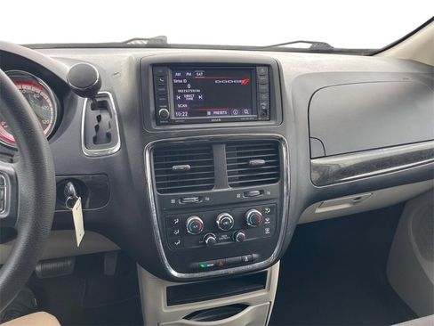 Used 2019 Dodge Grand Caravan SE w/ UConnect Hands-Free Group image 8