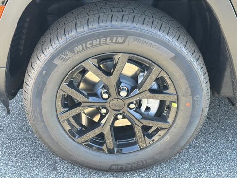 New 2025 Jeep Grand Cherokee Altitude image 13