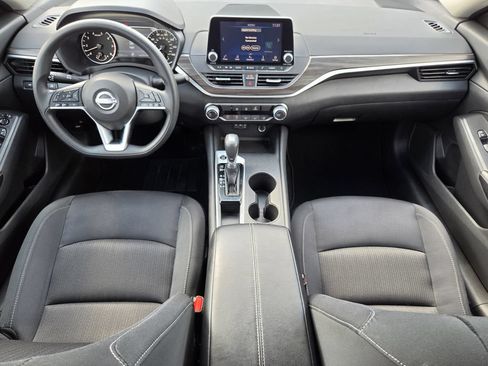 Used 2025 Nissan Altima 2.5 SV FWD image 12