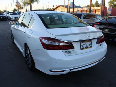 Used 2017 Honda Accord Touring image 5