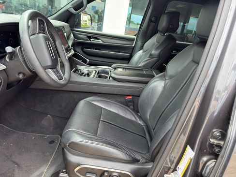 Used 2024 Jeep Wagoneer L Series II RWD image 11