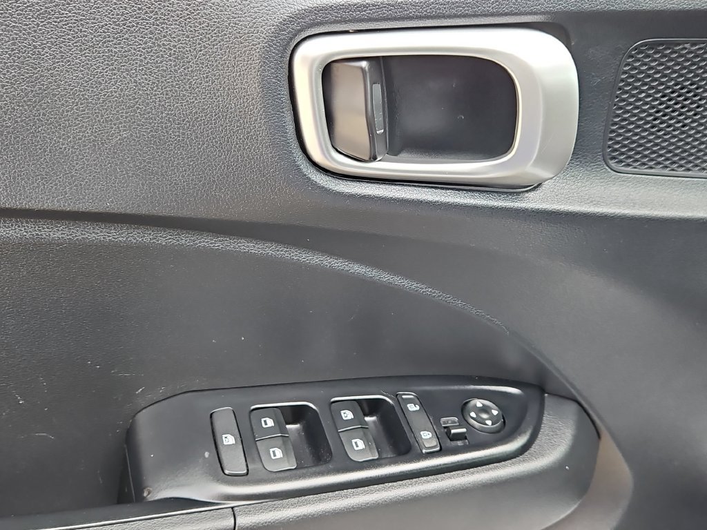Used 2025 Hyundai Venue SEL FWD image 13