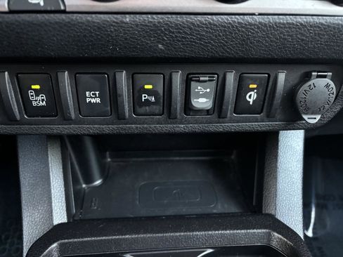 Used 2016 Toyota Tacoma Limited image 38