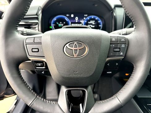 Used 2025 Toyota Camry XLE image 11