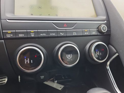Used 2019 Jaguar E-PACE R-Dynamic SE image 43
