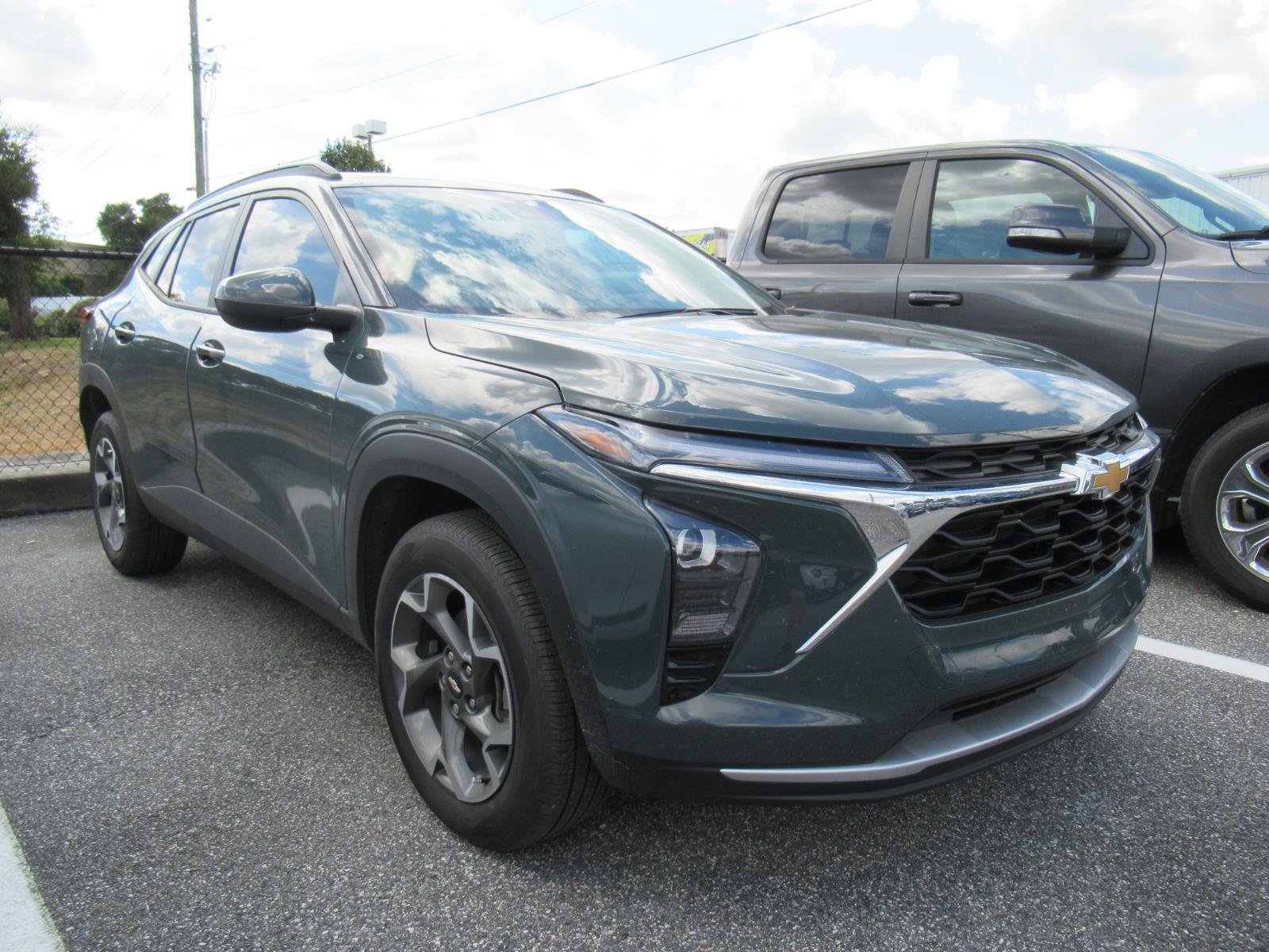 Used 2025 Chevrolet Trax LT w/ Driver Confidence Package FWD image 1