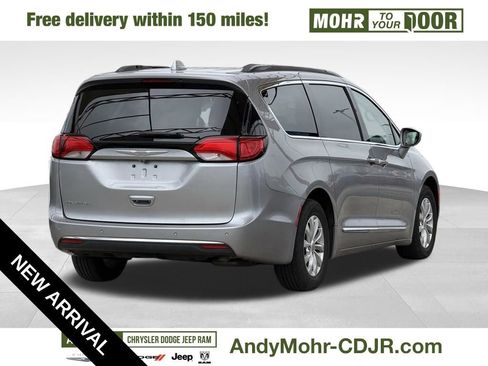 Used 2017 Chrysler Pacifica Touring-L image 7