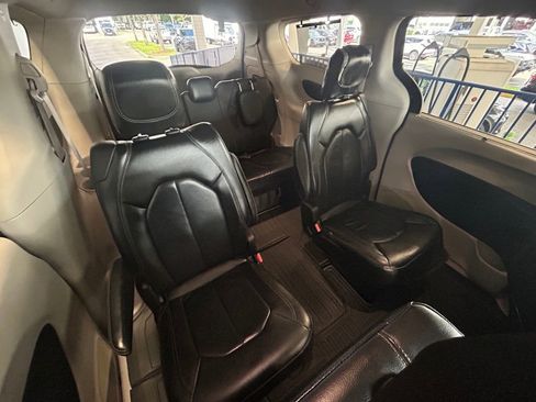 Used 2022 Chrysler Pacifica Touring-L image 27