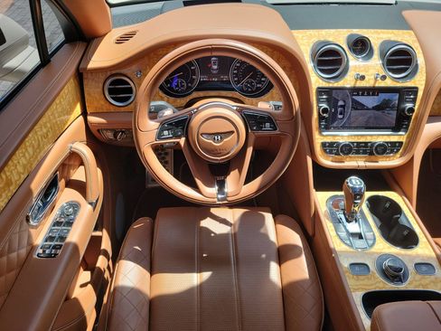 Used 2018 Bentley Bentayga AWD/4WD image 22