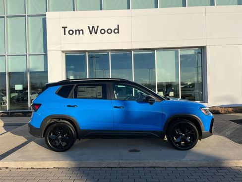 New 2026 Volkswagen Taos SE FWD image 2