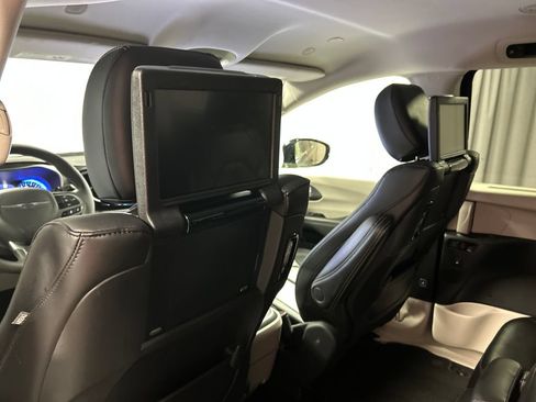 Used 2024 Chrysler Pacifica Touring-L w/ Uconnect Theater Family Group FWD image 25