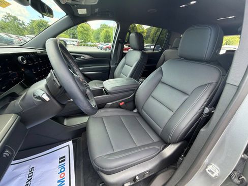 Used 2025 Chevrolet Traverse LT w/ Driver Confidence Package FWD image 24